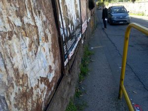 Viterbo - I cartelli arrugginiti e sporgenti