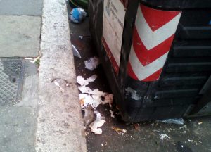 Roma - Cassonetti con toi accanto
