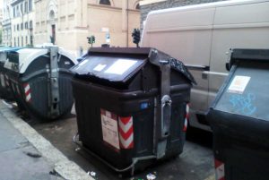Roma - Cassonetti con toi accanto