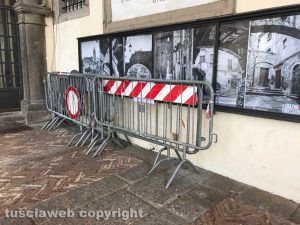 Viterbo - Riaperto il giardino di Palazzo dei Priori - Le transenne ammucchiate sotto al portico