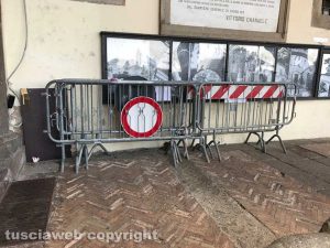 Viterbo - Riaperto il giardino di Palazzo dei Priori - Le transenne ammucchiate sotto al portico