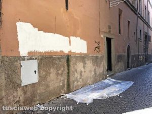 Viterbo - Centro storico - Le associazioni Viterbo clean up e Facciamo centro puliscono corso Italia