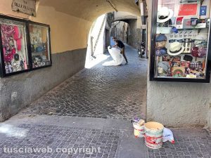 Viterbo - Centro storico - Le associazioni Viterbo clean up e Facciamo centro puliscono corso Italia