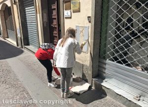 Viterbo - Centro storico - Le associazioni Viterbo clean up e Facciamo centro puliscono corso Italia