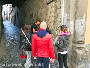 Viterbo - Centro storico - Le associazioni Viterbo clean up e Facciamo centro puliscono corso Italia