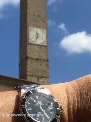 La torre di piazza del Comune che segna ancora l'ora solare