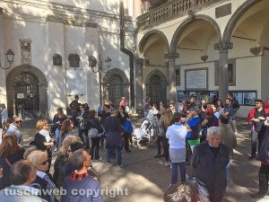 Viterbo - Giardini di palazzo dei Priori - I turisti a Pasquetta