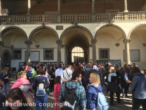 Viterbo - Giardini di palazzo dei Priori - I turisti a Pasquetta