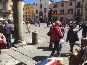 Viterbo - Piazza del Comune - I turisti a Pasquetta