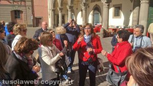 Viterbo - Piazza del Comune - I turisti a Pasquetta
