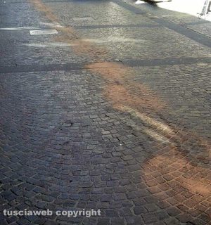 La terra rossa sparsa nelle vie del centro