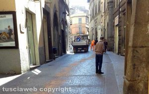La terra rossa sparsa nelle vie del centro
