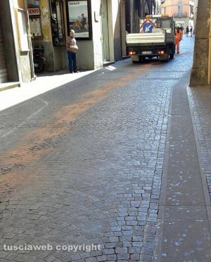 La terra rossa sparsa nelle vie del centro