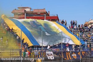 Sport - Calcio - Il match tra Viterbese e Arezzo - La curva gialloblù