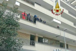 Civitavecchia - Uomo minaccia di buttarsi dal balcone