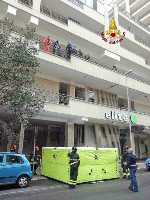 Civitavecchia - Uomo minaccia di buttarsi dal balcone
