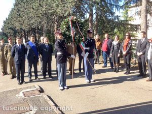 Viterbo - Festa della Liberazione - Esercito - La deposizione della corona d'alloro davanti la lapide di Paolo Braccini