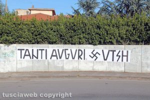 Viterbo - Rotatoria Teverina - Gli auguri ad Adolf Hitler