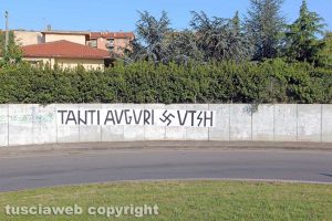 Viterbo - Rotatoria Teverina - Gli auguri ad Adolf Hitler