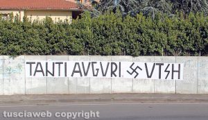Viterbo - Rotatoria Teverina - Gli auguri ad Adolf Hitler