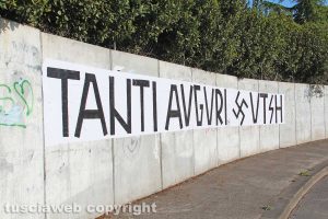 Viterbo - Rotatoria Teverina - Gli auguri ad Adolf Hitler