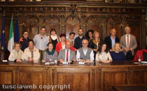 Viterbo - Comune - Consulta volontariato - Foto di gruppo, vecchio e nuovo direttivo