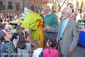 Bagnaia - Pizza di Pasqua 2017 - Arduino Troili e il maxi uovo di Pasqua