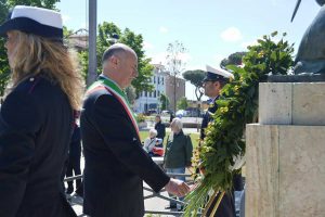 Tarquinia - Il sindaco Mazzola al monumento dei caduti
