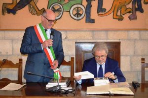 Tarquinia - Il sindaco Mazzola e il prefetto D'Angelo nella sala consiliare