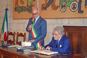Tarquinia - Il sindaco Mazzola e il prefetto D'Angelo nella sala consiliare 