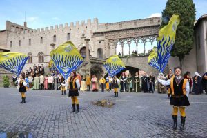 Viterbo - Gruppo sbandieratrici e storico musicale e Figuranti della Contesa
