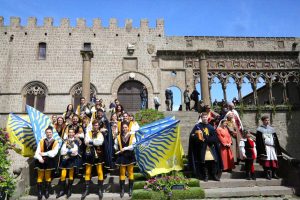 Viterbo - Gruppo sbandieratrici e storico musicale e Figuranti della Contesa
