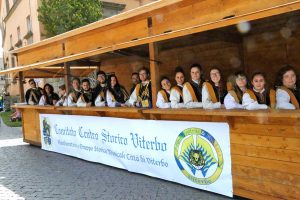 Viterbo - Gruppo sbandieratrici e storico musicale
