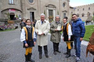 Viterbo - Gruppo sbandieratrici e storico musicale con il sindaco Michelini e il prefetto D'Angelo