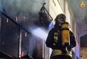 Roma - Vigili del fuoco - Incendio in un pub