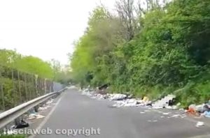 Campagnano - Immondizia ai lati della strada