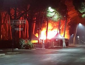 Tarquinia - In fiamme un chiosco al lido