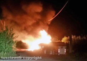 Viterbo - Isola ecologica in fiamme sulla Tuscanese