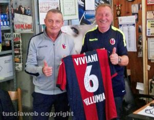 Bruno e Dino Vincenti con la maglia del Bologna autografa da Viviani