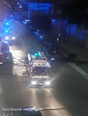 Viterbo - Auto in fiamme in via Monte Bianco.