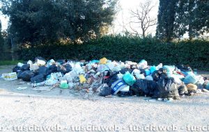 Grotte Santo Stefano - Rifiuti fuori dal cimitero