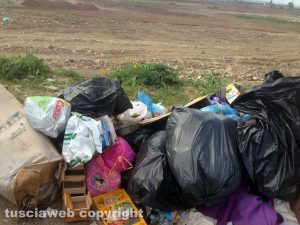 Viterbo - I rifiuti abbandonati in strada Montarone 