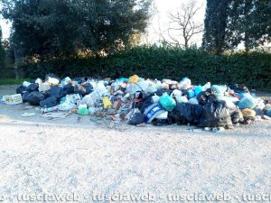 Cumuli di rifiuti a Grotte Santo Stefano