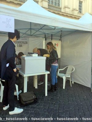 Viterbo - Primarie Pd 2017 - La prima votante a piazza Verdi