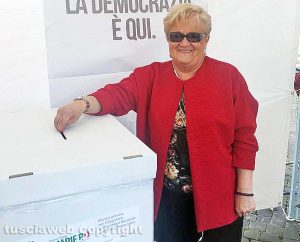 Daniela Bizzarri vota per le primarie del Pd