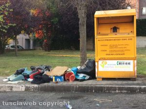 Viterbo - Rifiuti lasciati in strada nel quartiere S. Lucia