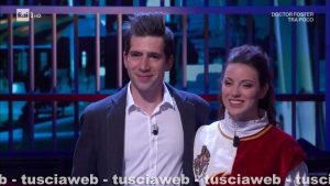 La sbandieratrice del Pilastro Elisa Satriani su Rai 1 ai "Soliti ignoti" con il fratello Alessandro