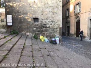 Viterbo - Immondizia sulle scale di piazza del Gesù
