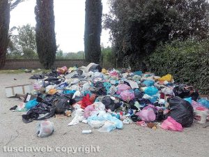 Rifiuti al cimitero di Grotte Santo Stefano