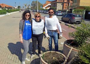 Tarquinia - La manifestazione Adotta un'aiuola - Al centro Maria Gloria Canapini con due volontari